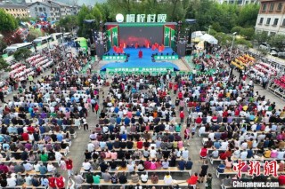 贵州桐梓“村晚”持续上演 引万人观看