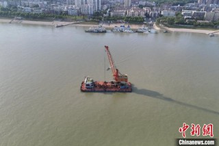 长江枝江水道打捞一艘沉船