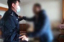 派出所里男子叫板民警：“不要拦我！”