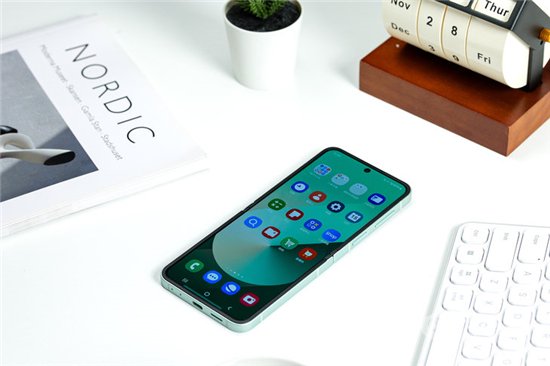 首款骁龙8 Gen3小折叠 三星Galaxy Z Flip6手机评测  第8张 首款骁龙8 Gen3小折叠 三星Galaxy Z Flip6手机评测  第8张