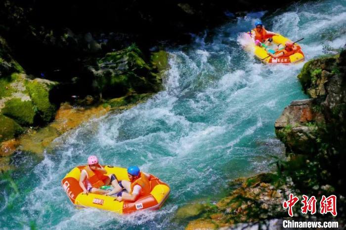 游客体验漂流蹦极 贵州景区“新户外”受青睐  第2张