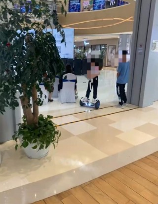 晨意帮忙丨女子在商场被骑平衡车男童撞伤索赔遇阻，男孩家属：表示歉意，但商场担主责
