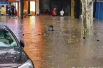 武汉发布暴雨临灾警报！武大校门口被淹，“有人过马路积水接近胸口”！保卫部：积水基本已消退，目前水到脚踝处