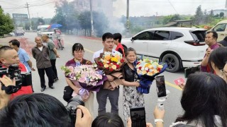 跪地相拥泣不成声！湖南妈妈刷到被拐30多年儿子视频遗憾错过相认，一年后儿子回家了
