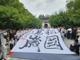 上海青少年书法学习园开园：少年以巨笔书写《祖国万岁》