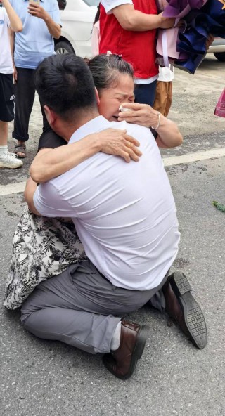 跪地相拥泣不成声！湖南妈妈刷到被拐30多年儿子视频遗憾错过相认，一年后儿子回家了