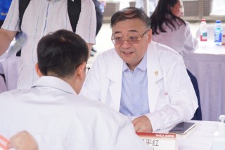 复旦建校120周年大型义诊举行，百余名专家服务市民超三千人次