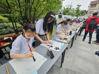 上海青少年书法学习园开园：少年以巨笔书写《祖国万岁》