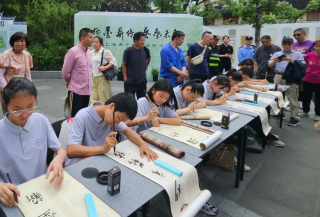 上海青少年书法学习园开园：少年以巨笔书写《祖国万岁》