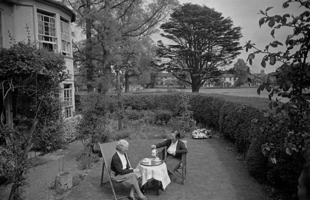 喝奶茶的年轻人	，腻了？  第4张