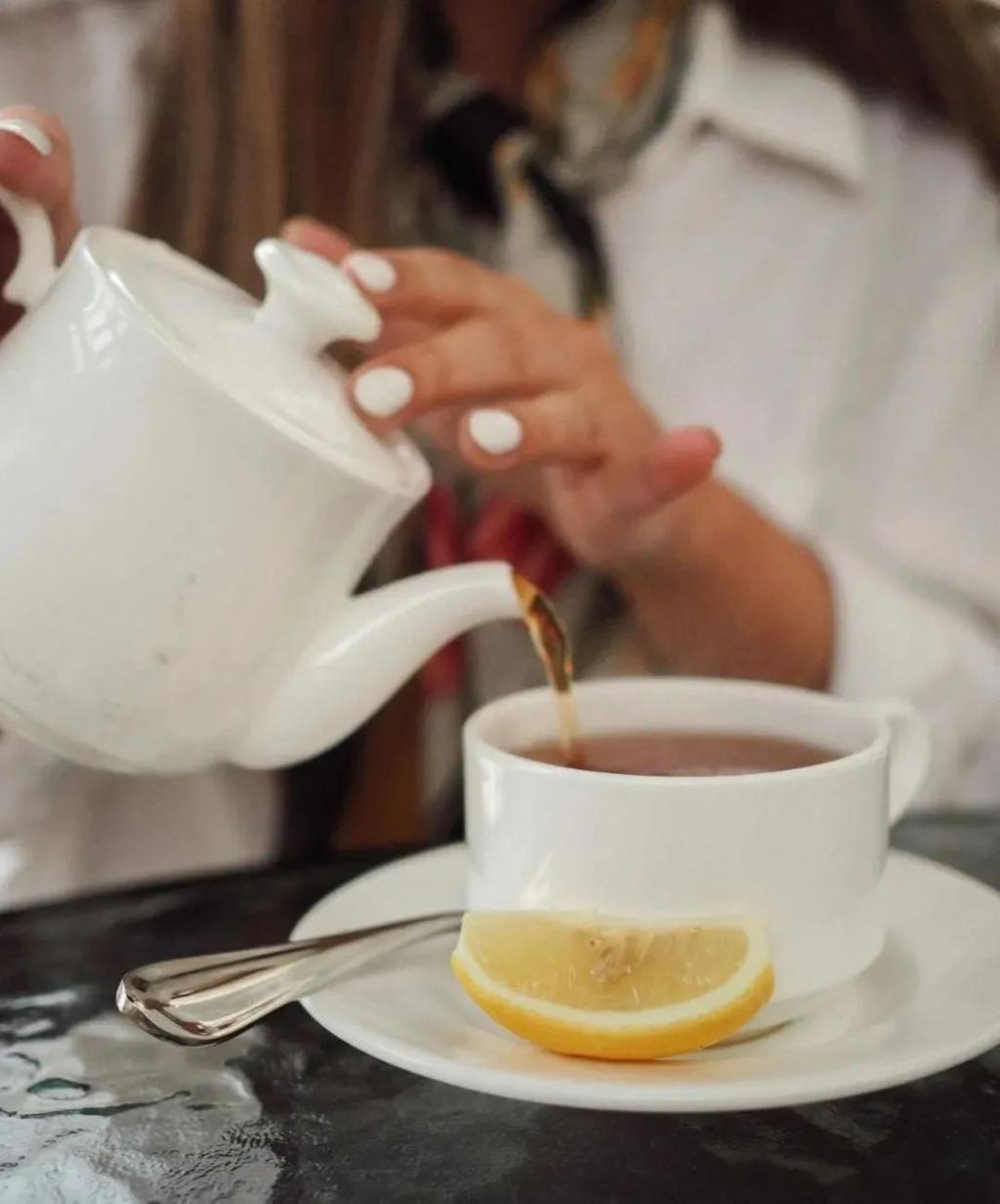 喝奶茶的年轻人	，腻了？  第6张